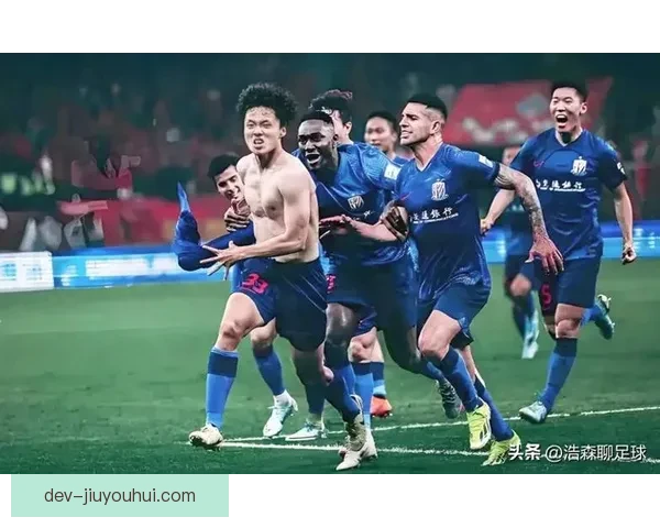 上海海港力压同城申花勇夺中超两连冠续写沪上足球新王朝荣耀篇章